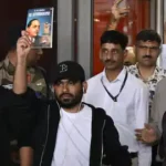 कॉकरोच जनता पार्टी का हल्ला बोल, दिल्ली में गरमाई सियासत