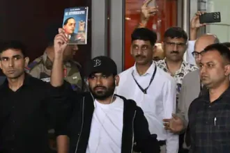 कॉकरोच जनता पार्टी का हल्ला बोल, दिल्ली में गरमाई सियासत