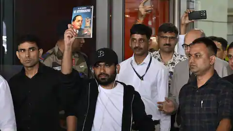 कॉकरोच जनता पार्टी का हल्ला बोल, दिल्ली में गरमाई सियासत