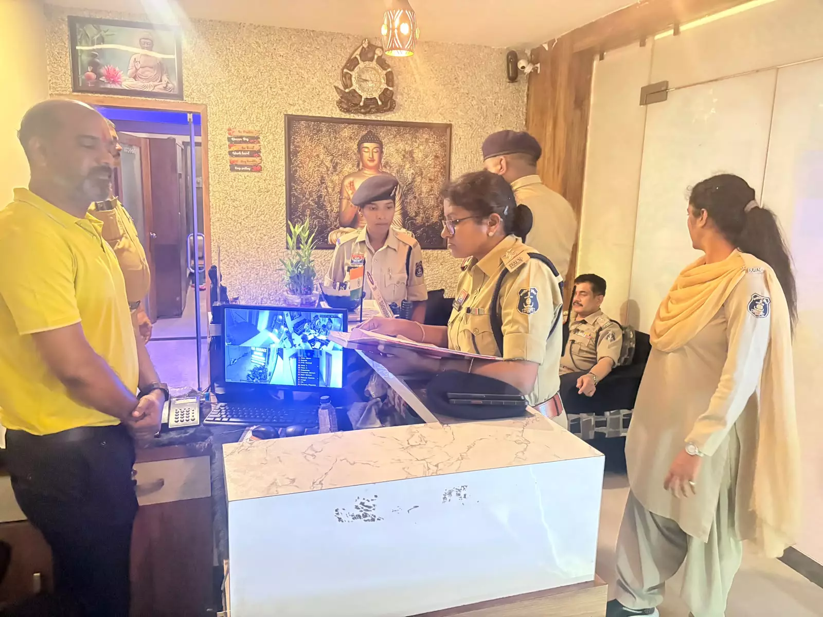 रायपुर में स्पा सेंटरों पर पुलिस की बड़ी कार्रवाई, 10 सेंटरों में की गई अचानक जांच : Raipur Spa Center Raid