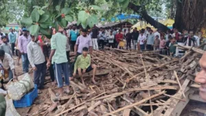 गरियाबंद: रथयात्रा में मचा हड़कंप! बारिश से बचने पहुंचे लोग, तभी ढह गया पूरा होटल