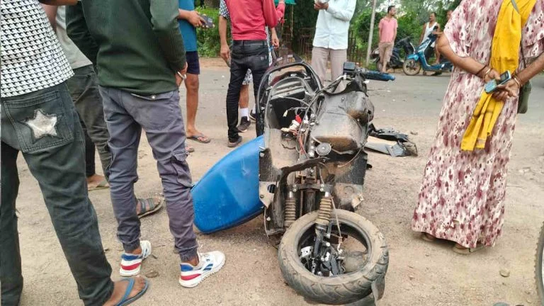 गौरेला-पेंड्रा-मरवाही: तेज रफ्तार ट्रेलर बना काल, स्कूटी सवार पिता और बेटे की मौके पर मौत : Pendra Road Accident