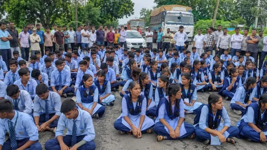 https://news4u36.in/students-protest-teacher-shortage-pendrawan-self-aatmanand-school-durg/