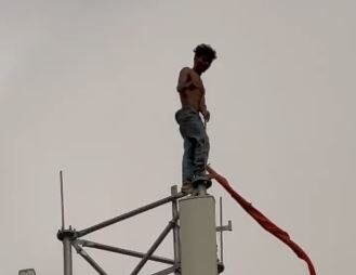 https://news4u36.in/egg-not-found-youth-climbs-mobile-tower-surguja/